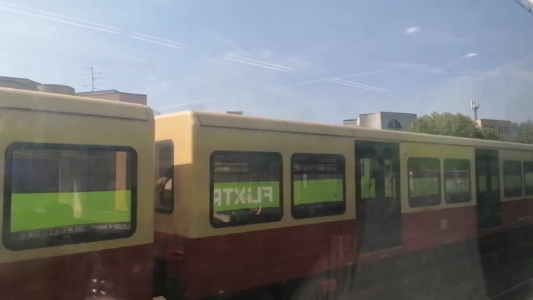 Flixtrain-Reflexionen: Der grüne Zug im Fenster der Berliner S-Bahn #Video