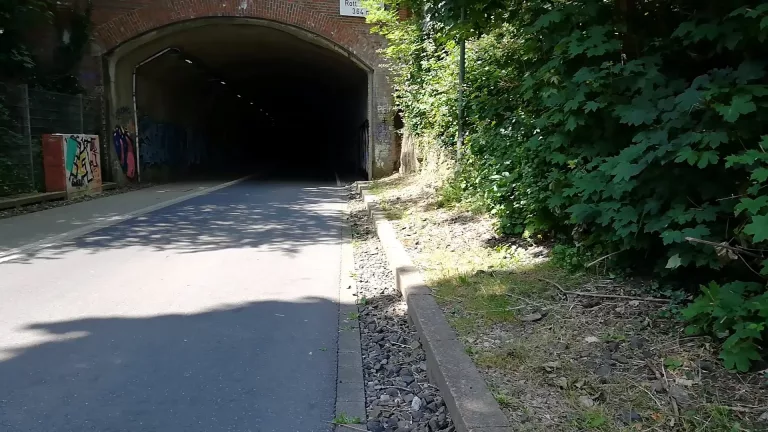 Mit dem Fahrrad durch den Rott-Tunnel